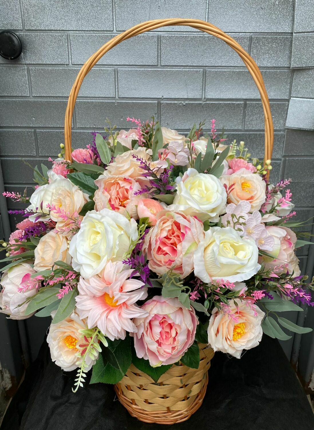 Корзины из искусственных цветов 